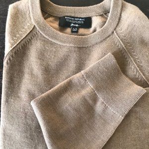 Banana Republic Men's crew neck pullover sweater